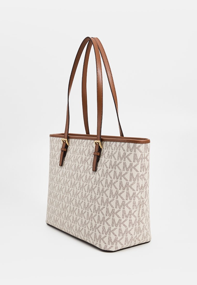 Sac fourre-tout beige avec un motif de logo répétitif, des bords en cuir brun et de doubles sangles pour les épaules. Texture douce avec une forme rectangulaire.
