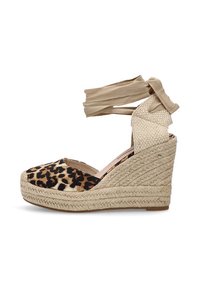 Zapatos de cuña espadrille con estampado de leopardo, suela de yute, tiras en el tobillo de tela marrón y diseño de punta redonda. Acentos de tela texturizada.