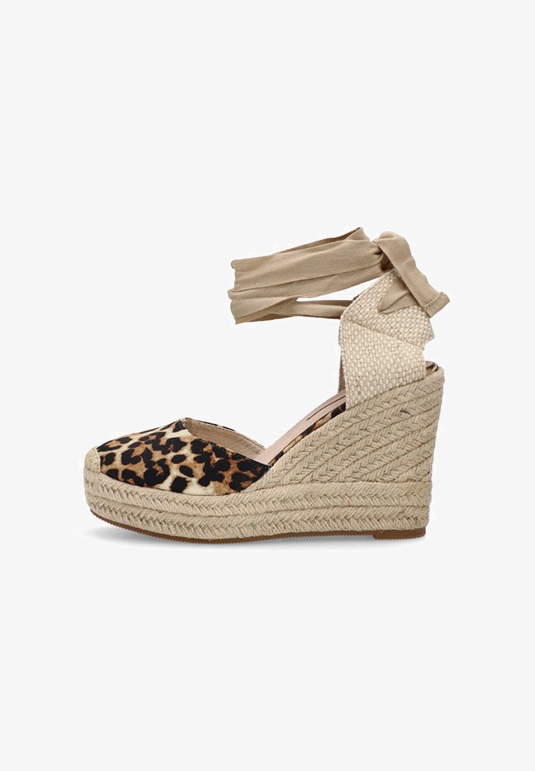 Zapatos de cuña espadrille con estampado de leopardo, suela de yute, tiras en el tobillo de tela marrón y diseño de punta redonda. Acentos de tela texturizada.