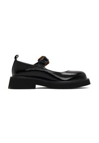 Schwarze Lacklederschuhe mit abgerundeter Spitze, Knöchelriemen und rechteckiger Schnalle. Sie verfügen über eine dicke, strukturierte schwarze Sohle.