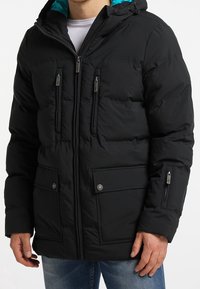 Czarna kurtka puchowa z kapturem wykończonym turkusową podszewką, wyposażona w kieszenie zapinane na zamek błyskawiczny i zatrzaski, pikowaną fakturę oraz zapięcie na zamek z przodu.