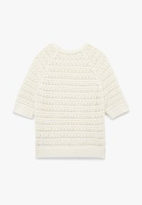 Hvid strikket sweater med et tekstureret mønster, der har korte raglanærmer og en rund halsudskæring, afsluttet med ribbede kanter.