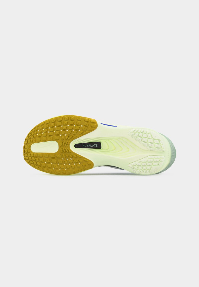 Semelle d'une chaussure de course avec une bande de roulement en caoutchouc jaune à l'avant-pied, du caoutchouc blanc au talon, et l'inscription "FLYPLATE" au milieu du pied.