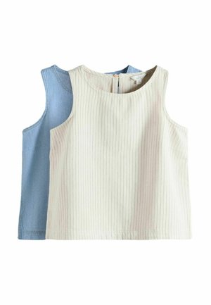Dwa topy bez rękawów, jeden kremowy z cienkimi pionowymi paskami i guzikiem z tyłu, nałożone na prosty, jasnoniebieski top bez rękawów.