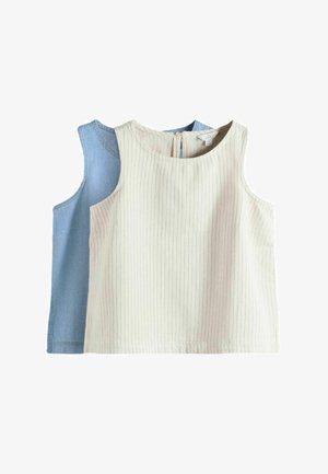 Două topuri fără mâneci, unul crem cu dungi verticale subțiri și nasture la spate, suprapuse peste un top simplu fără mâneci, albastru deschis.