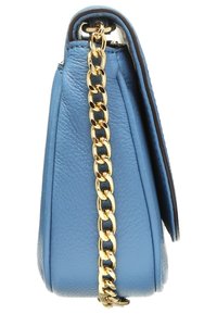 Modrá kožená kabelka se zlatým řetízkovým popruhem, s texturovaným povrchem a kompaktním, strukturovaným designem. Akcenty zahrnují kontrastní lem.