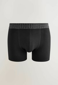 Boxeri negri cu un design ajustat, având o talie neagră texturată, cu un model repetat de logo. Textura materialului este netedă.