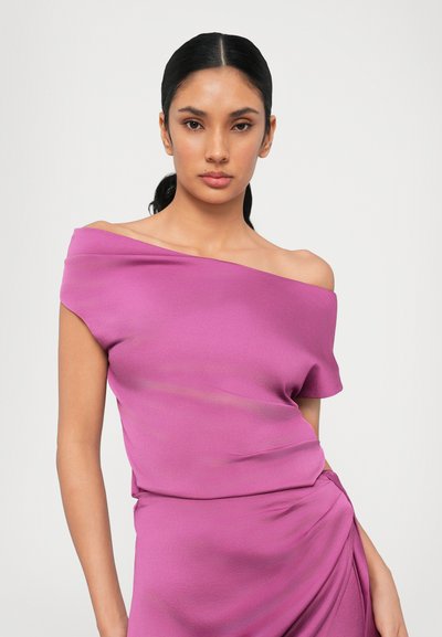 Top viola senza spalline realizzato in un materiale morbido, caratterizzato da un design drappeggiato e una sottile lucentezza, con maniche corte e una silhouette aderente.
