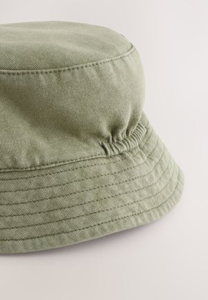 Chapeau bob en coton vert avec une texture douce, une couronne arrondie et un large bord plat orné de coutures le long du bord.