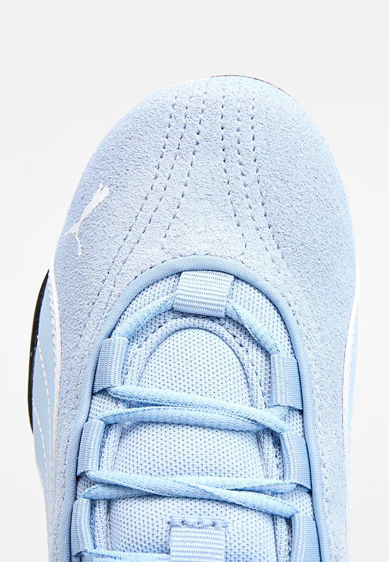 Baskets en suede et mesh bleu clair avec un dessus texturé, des lacets plats et un logo blanc. Bout arrondi et semelle noire contrastante.