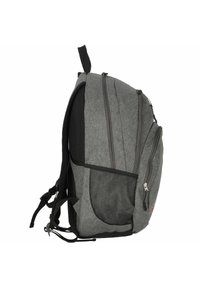 Mochila de tela gris con múltiples compartimentos con cremallera, bolsillos laterales de malla, correas ajustables y un asa en la parte superior para un fácil transporte.