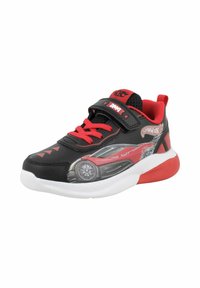 Scarpa sportiva nera e rossa con tomaia sintetica liscia, cinturino con velcro, lacci rossi e una grafica di auto da corsa stampata sul lato. Suola bianca.