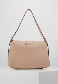 Béžová kožená kabelka s texturovaným povrchem, obdélníkovým tvarem, překlápěcím uzávěrem a jedním ramenním popruhem. Jemné logo značky je viditelné.