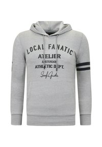 Grijze hoodie met een voorvak, capuchon met treksnoer en zwarte tekst. Voorzien van gestreepte accenten op de mouwen en bedrukte logo's. Zachte textuur.