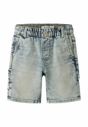 Short en denim bleu clair pour tout-petits avec taille élastique, bouton à l'avant, passants de ceinture, poches latérales et petite poche utilitaire sur la jambe droite.