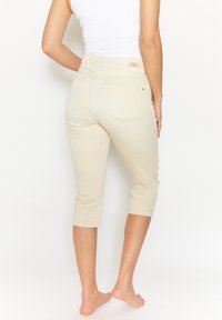 Angels ANACAPRI  MIT KONTRASTNÃ¤HTEN - Shorts di jeans - beige