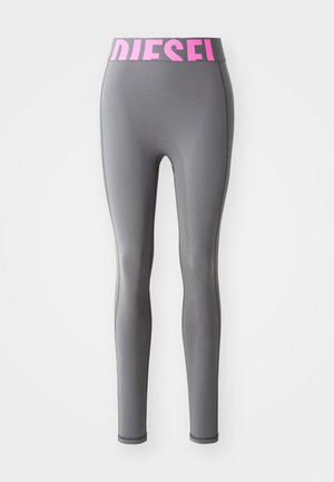 Graue Leggings mit einem pinken "DIESEL"-Logo am Bund, mit glatter Textur und enganliegendem Design, geeignet für Sportbekleidung.