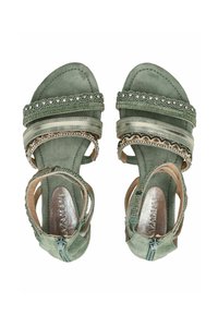 Grüne Wildledersandalen mit metallischen Riemen, dekorativen Perlenakzenten und einem Reißverschluss auf der Rückseite. Glattes, strukturiertes Fußbett.