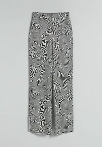 Svartvita vida byxor med ett svängande blommönster på slät tyg. Midja i normalhög och rak passform.