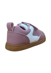 Zapatilla para niño pequeño en rosa y blanco con materiales de malla y ante, forma redondeada, bucle trasero para facilitar el uso y suela de goma texturizada.