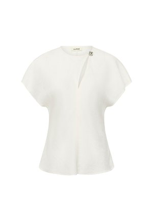 Blusa bianca a maniche corte con una texture sottile, caratterizzata da una piccola fibbia decorativa argentata vicino allo scollo rotondo e una fessura frontale.
