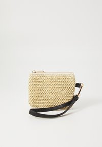 Kuvioitu beige clutch-laukku teksturoidulla pinnalla, jossa on musta hihna ja kultaiset yksityiskohdat. Vetoketjusulku ylhäällä.
