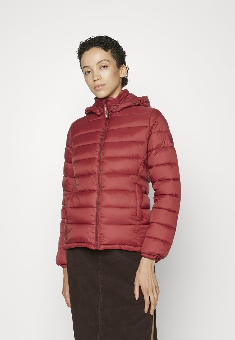 Chaqueta acolchada roja con capucha, que presenta un diseño acolchado y cierre de cremallera. Puños elásticos y silueta ajustada.