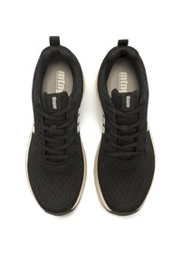 Scarpe da ginnastica nere con tomaia texturizzata, dotate di suola grigia, punta rotonda e sei occhielli per lacci per una vestibilità sicura. Design leggero.