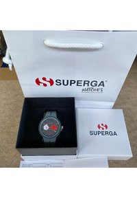 Orologio Superga con cinturino in silicone grigio, quadrante turchese rotondo, dettagli rossi e bianchi, in una scatola nera con confezione bianca Superga.