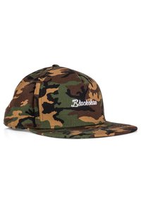 Katonai mintás baseball sapka pamutból, lapos karimával, fehér hímzett "Blackskies" logóval, zöld, barna és fekete minták keverékével.