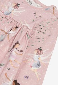 Vestido rosa con un diseño acampanado que presenta ilustraciones de hadas y patrones florales. Tejido suave con un acabado texturizado y detalles fruncidos.