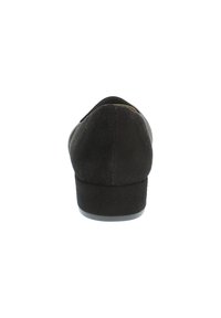 Schwarzer Wildlederschuh mit abgerundetem Absatz und glatter Textur, mit einem leicht geschwungenen Hinterteil und einer dicken, stabilen schwarzen Sohle.