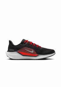 Chaussures de sport noires avec des accents et des lacets rouges, dotées d'une tige en maille et d'une semelle blanche proéminente avec des détails gris et un logo argenté.