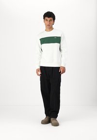 Lacoste Felpa - flour/green