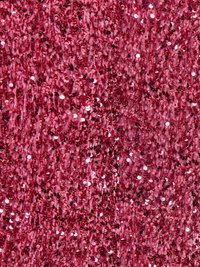 Gosta površina prekrita z majhnimi, sijočimi rdečimi luskami, ki ustvarjajo bleščeč in teksturiran vzorec tkanine.