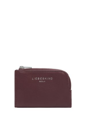 Bordowy skórzany portfel o fakturowanej powierzchni, z srebrnym zamkiem błyskawicznym, tłoczonym logo oraz kompaktowym, prostokątnym kształtem na karty i monety.