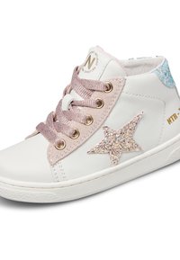 Sneaker alte bianche in pelle con una stella glitter rosa e lacci rosa morbidi. Presenta un dettaglio glitter blu sul tallone.