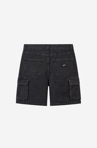 Μαύρα cargo σορτς από ντένιμ με δύο πίσω τσέπες, δύο πλαϊνές τσέπες με καπάκι και ένα μικρό ορθογώνιο λογότυπο στην δεξιά πίσω τσέπη.