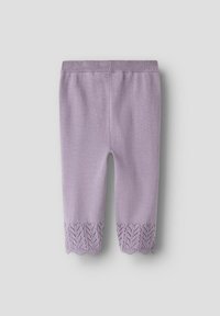 Leggings lilas en tissu doux, avec un motif en dentelle tricotée à l'ourlet bordé d'une finition festonnée. Taille élastique pour le confort.
