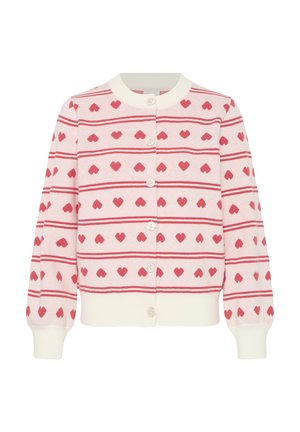 Cardigan rose tricoté avec motifs de cœurs rouges et rayures horizontales, doté d'un col rond, de poignets côtelés et de boutons blancs.