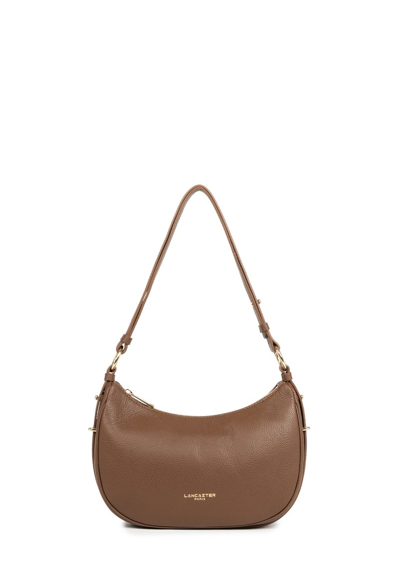 Borsa a spalla in pelle marrone con forma curva, dettagli in metallo dorato e logo del marchio impresso. Dispone di una sola tracolla regolabile.