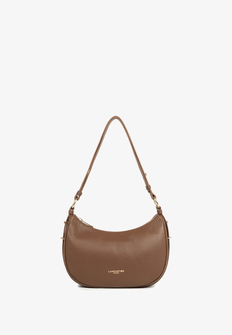 Borsa a spalla in pelle marrone con forma curva, dettagli in metallo dorato e logo del marchio impresso. Dispone di una sola tracolla regolabile.