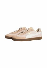 Zapatillas de ante y cuero beige con acentos blancos y logo dorado. Punta redondeada, suela plana de goma marrón y diseño tradicional con cordones.