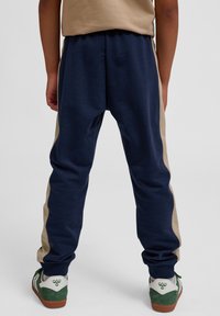 Hummel HMLESSEN - Träningsbyxor - black iris