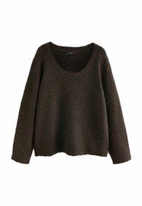 Pull marron avec un col rond, des manches longues et un tricot doux et texturé. Le tissu semble duveteux et léger, avec une coupe décontractée.