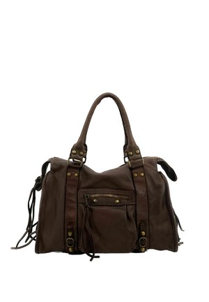 Sac à main en cuir marron avec doubles poignées, poche avant zippée, pompons latéraux et détails de rivets ton laiton sur fond blanc.
