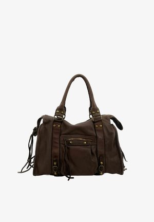 Sac à main en cuir marron avec doubles poignées, poche avant zippée, pompons latéraux et détails de rivets ton laiton sur fond blanc.