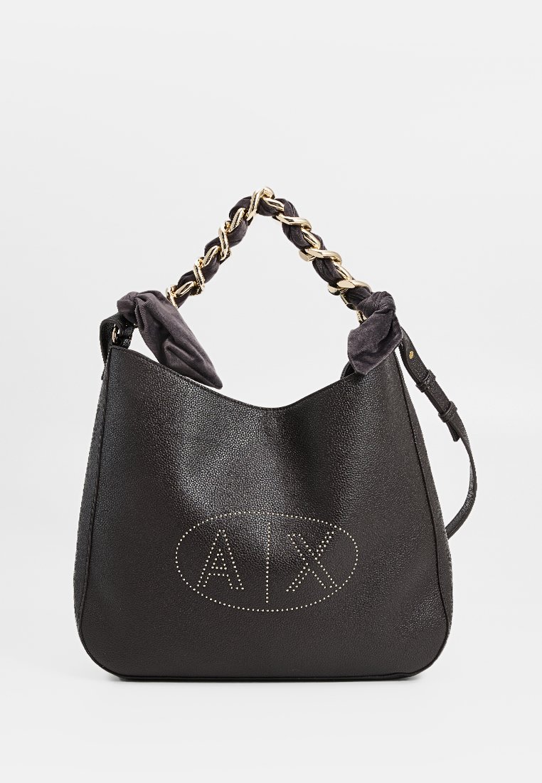 Czarna skórzana torebka o teksturowanym wykończeniu, z plecionym uchwytem, zdobień w postaci ćwieków oraz szerokim otwarciem, które ułatwia dostęp.