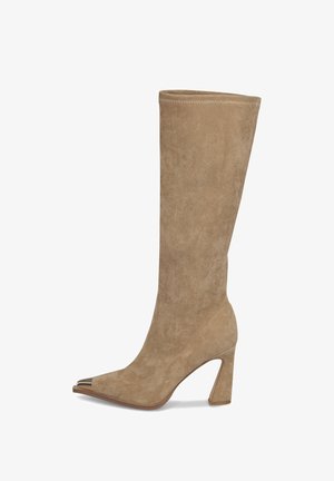 Bottes en suède beige arrivant au genou avec un bout pointu et un capuchon métallique brillant, présentant un large talon bloc et des accents de couture visibles.