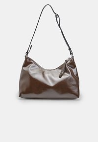 Borsa a tracolla in pelle marrone con finitura lucida, forma curva e apertura con zip. Dotata di una lunga tracolla regolabile e di hardware minimale.